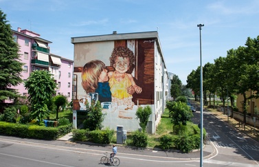 L’artista visual Joan Aguiló intervé una façana del barri Lunetta de Màntua